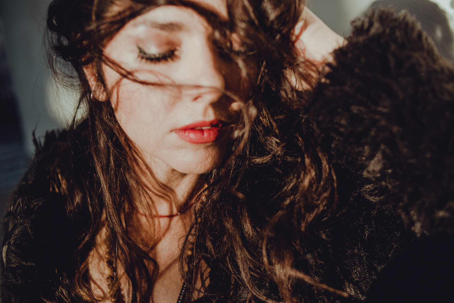 Carolina Zingler em luz quente, olhos fechados